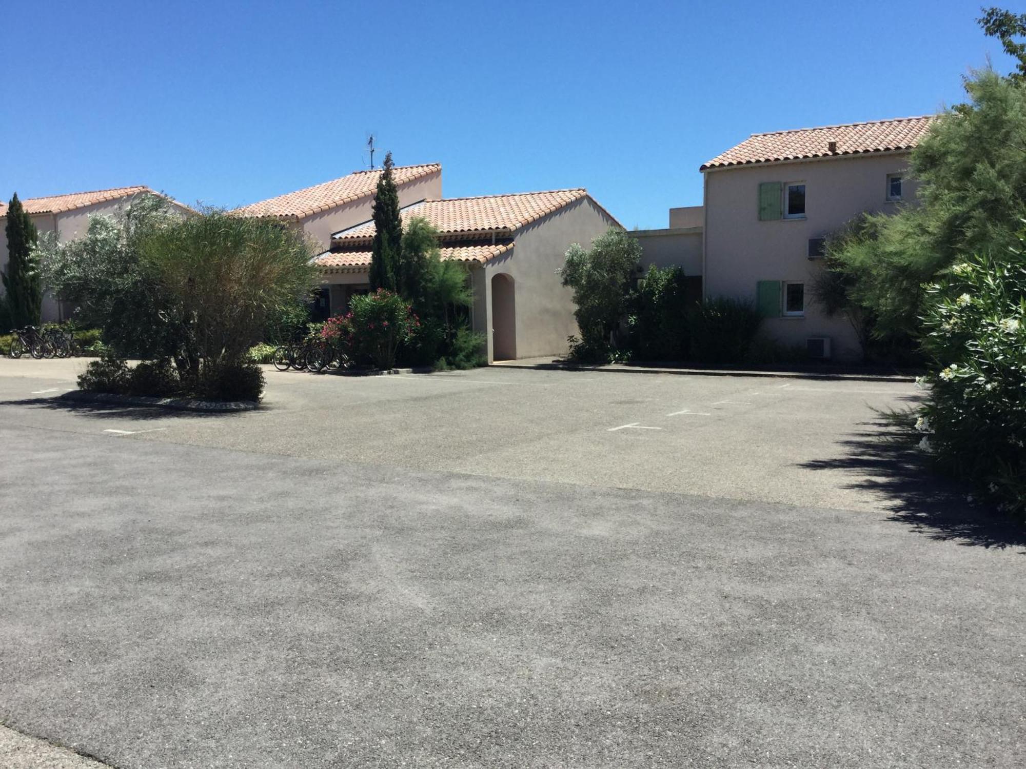 Gîte de charme entièrement rénové avec piscine collective dans Résidence Vacances en plein cœur des Alpilles, dans le village de Mouriès, à deux pas des commerces. LS1-362 ESTIAVO Exterior foto